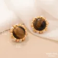 Gros plan de boucles d'oreilles œil de tigre vintage avec motif fleur de soleil - Boucles d'Oreilles Perles Œil de Tigre Tournesol Vintage (2-25117D-7000)
