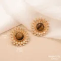 Vue détaillée de boucles d'oreilles tournesol en or vintage avec pierre œil de tigre - Boucles d'Oreilles Strass Œil de Tigre Tournesol Maillard (2-25340A-7500)
