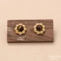 Détail de boucles d'oreilles vintage style Maillard avec œil de tigre brun et bord doré - Cercle de Roses 3D (2-19680C-4000)