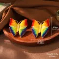 Detailansicht farbenfroher Emaille-Schmetterlingsohrringe mit Ölmalerei-Verlaufseffekt. - Übertriebene Farbverlauf Schmetterling Ölgemälde Ohrringe (2-25897A-8000)