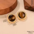 Élégantes boucles d'oreilles vintage œil de tigre avec bord doré et cristaux clairs - Style Rond Martelé avec Strass (2-25070A-6000)