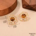 Vue détaillée des boucles d'oreilles vintage en œil de tigre avec pétales de zircon - Style Grappe Florale Délicate (2-22061C-8200)