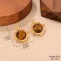 Vue détaillée des boucles d'oreilles vintage œil de tigre avec couronne dorée et poids - Style de Forme de Crête de Couronne (2-25265B-5000)