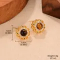Gros plan de puces d'oreilles vintage en or avec oeil de tigre brun et dimensions - Style Pétale Ajouré Strass (2-25171A-5000)