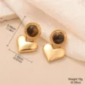 Vue détaillée de boucles d'oreilles cœur vintage en or avec pierre œil de tigre - Style Pendentif Coeur Oeil de Tigre (E4-19288G-5800) / Or