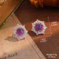Vue détaillée des boucles d'oreilles fleurs vintage avec pierres violettes et tailles. - Style Fleur en Zircone Violette (22594D)
