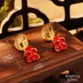 Vue détaillée de boucles d'oreilles orientales avec dimensions et poids indiqués. - Style Épissage de Prunier (2-19749-6500)
