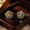 Nahaufnahme von Vintage-Blumenohrringen mit bunten Zirkoniasteinen und Maßen - Fünfblättrige Blume Vollstrass Palast Stil Ohrringe (2-19558-8000) / Mehrfarbiger Stil (2-19558-8000)