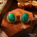 Detaillierte Nahaufnahme von grünen Vintage-Ohrsteckern mit Maß- und Gewichtsangaben - Retro Gold-Grün Oval (E4-21003-6000)