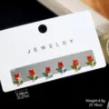 Close-up van elegante tulpvormige zirkonia oorknopjes met rode en groene stenen op een kaart - Tulp Geometrische Micro-ingelegde Stijl (2-LQ0038-5200)