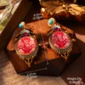Macro detail van gedetailleerde Ganesha oorbellen met turquoise en robijn accenten - Ganesha Turquoise Roze Robijn Stijl (E4-23410A-7500)