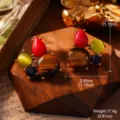 Detailopname van vintage paleisstijl oorbellen met natuurlijke tijgeroogstenen. - Multi-Color Natuursteen Legering Basis Stijl (E4-23429B-6500)