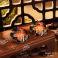 Dimensions détaillées des boucles d'oreilles émail fleur et papillon style chinois - Style Papillon Fleur (E4-21005A-5800)