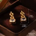 Detailansicht der luxuriösen Goldohrringe mit klaren quadratischen Zirkonen in Samtbox - Goldener Stil (2-22946A-6500)