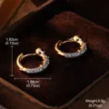 Detailansicht luxuriöser goldener Creolen mit funkelnden CZ-Steinen und Abmessungen - Goldener Stil (2-30421A-5600)