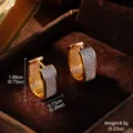 Detailansicht luxuriöser goldener geometrischer Creolen mit vollem Zirkonia-Besatz - Goldener Stil (2-30428A-9700)