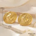 Detailansicht goldener runder Edelstahl-Ohrstecker mit Knitterstruktur auf Stein. - 圆形褶皱款(STE-0186-3600)