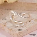 Détail macro d'une bague en argent brossé aux courbes fluides avec dimensions - Manchette d'Oreille Géométrique Irrégulière Argent Mat (4861A)