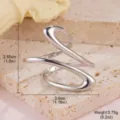 Vue détaillée d'une bague spirale argentée abstraite de 3,0 cm de large et pesant 5,75 g - Boucles d'Oreilles Spirale Multicouche Argentée (4874B)