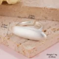 Détail d'une bague en métal brossé argenté avec dimensions 2,4cm et poids 7,4g - Bague Ouverte Irrégulière Brossée Argentée (4875A)