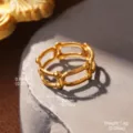Nahaufnahme eines goldbeschichteten geometrischen Rings mit Breiten- und Gewichtsangaben - Geometrischer Hohler Kettenstil (STR-0018-1800) / Gold