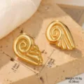 Detail view of gold-tone stainless steel seashell earrings with dimensions and weight info - Polished Spiral Conch Style (STE-BC0588-5400) / Gold
