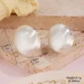 Gros plan détaillé des boucles d'oreilles ovales en argent brossé, hauteur 2,5 cm. - Boucles d'Oreilles Géométriques Ovales Argent Brossé (28648A)