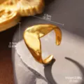 Makro-Detailaufnahme eines goldenen geometrischen Rings mit Maßen und Gewicht - Fließender Flüssiger Unregelmäßiger Stil (STR-0020-1800) / Gold