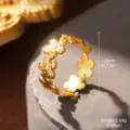 Nahaufnahme eines goldenen Blumen-Rings mit Angaben zu Abmessungen und Gewicht. - Blumenstil (STR-0021-1800) / Gold