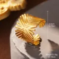 Detailansicht des strukturierten Sonnenstrahlmusters und der Maße des Goldrings - Strahlender Geometrischer Stil (STR-0023-1800) / Gold
