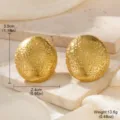 Detailansicht goldener Ohrringe mit Maßen 3,0x2,4 cm und einem Gewicht von 13,6 g - 蜂窝纹理圆形款(STE-BC0571-5400)
