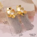 Détail des boucles d'oreilles fleurs dorées avec franges de chaîne argentée - Boucles d'Oreilles Pétale à Franges Bicolores (YL28822)