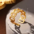 Detailansicht eines goldenen geometrischen Rings mit Maßen und Gewicht. - Geometrischer Verbindungsstil (STR-0025-1800) / Gold