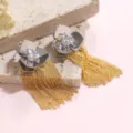 Détail de boucles d'oreilles fleur argent avec longues franges en chaîne dorée - Boucles d'Oreilles Noeud à Franges Bicolores (YL28858)