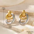 Detailansicht zweifarbiger verschlungener Creolen in Gold und Silber mit Maßangaben. - 双色扁平环扣款(STE-BC0575A-6000)