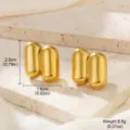 Detailansicht minimalistischer goldener Kapsel-Ohrstecker aus Edelstahl mit Maßangaben - 双排胶囊圆柱款(STE-BC0577-5000)