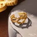 Makroaufnahme eines geometrischen Edelstahlrings in Gold mit Maß- und Gewichtsangaben - Gewebter Metallperlenstil (STR-0032-1800) / Gold