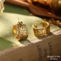 Vue macro détaillée de boucles d'oreilles créoles dorées vintage avec strass brillants. - Boucles d'Oreilles Créoles en C à Motif Ajouré (2-28221-6800) / Or Ajouré (2-28221-6800)
