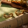 Vue détaillée de boucles d'oreilles vintage dorées rainurées, largeur 2,8cm, poids 11g. - Or Rainuré (2-28222-5500)