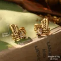 Gros plan de boucles d'oreilles vintage en or avec zircon et dimensions détaillées - Or Rétro Tressé (2-28276-5500)