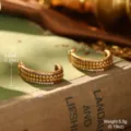 Gros plan sur des créoles dorées vintage avec pierres brillantes et perles texturées - Or Bronze Perlé (2-28290-6500)