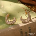Gros plan sur des boucles d'oreilles croissant de lune en or vintage serties - Croissant d'Or (2-28328-5200)