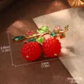Vue macro d'une broche baie vintage avec spécifications précises de poids et taille - Broche de Baies Rouges (7-3142-7000)