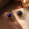 Vue macro de boucles d'oreilles vintage en or avec pierres bleues et bordures travaillées - Style Vague Bleu Profond (2-25173A-4800)