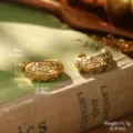 Vue détaillée des boucles d'oreilles vintage en or texturé avec dimensions et poids. - Nid d'Abeille Doré (2-28344-6500)