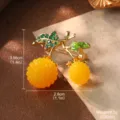 Vue détaillée d'une broche de fruit vintage avec spécifications précises de mesure. - Broche en Forme de Myrique (7-3139A-6800)