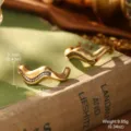 Vue détaillée des boucles d'oreilles vagues vintage dorées avec pierres et poids - Vague Dorée (2-28433B-5800)