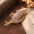 Magnifique broche plume vintage dorée ornée de strass violets étincelants et fins. - Broche Plume Violette (BR-0437F-7000)
