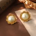 Vue détaillée des boucles d'oreilles perles en fleur dorée style vintage chic - Style Perle Crème (E4-21143F-5000)