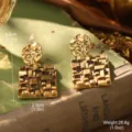 Détail macro de boucles d'oreilles vintage de style cour dorée à goutte carrée texturée - Doré Martelée (E4-23186A-6500)